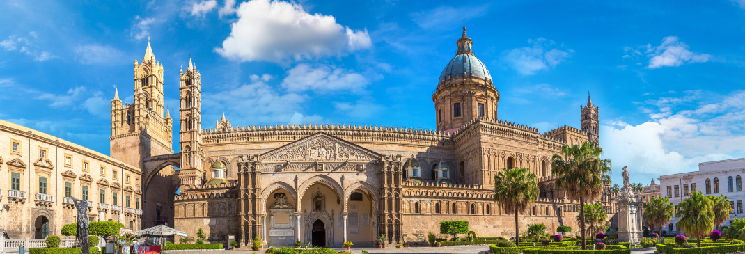 Kathedrale von Palermo unter blauem Himmel.